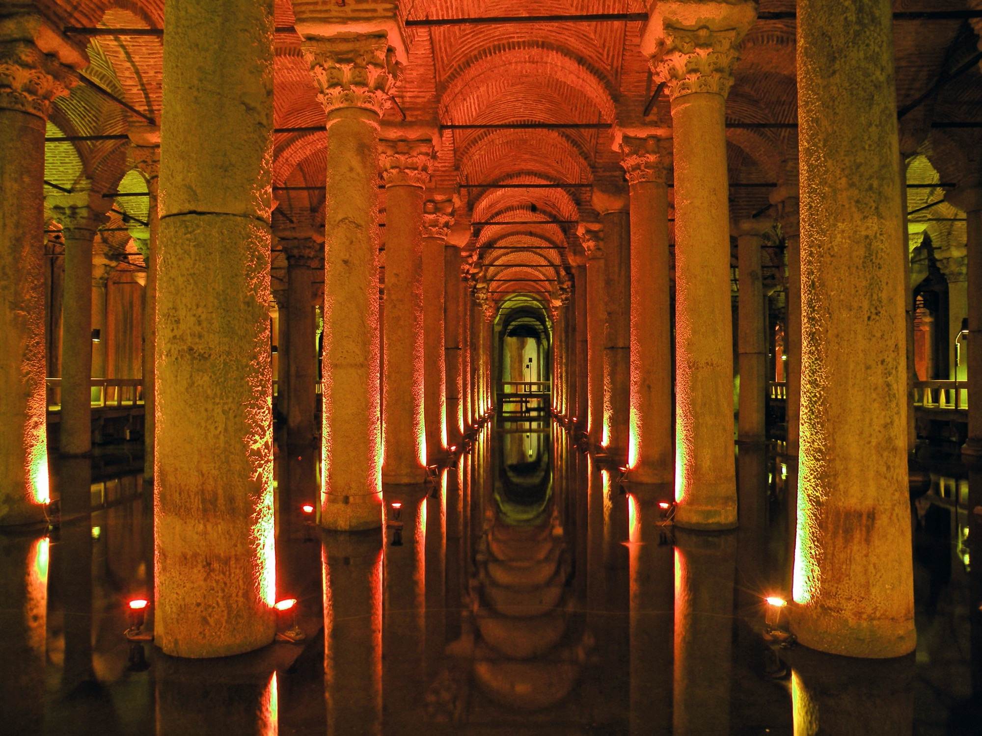 Columnas iluminadas y sus reflejos en el agua de la Cisterna Basílica